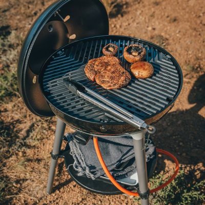 De roestvrijstalen brander met piëzo-ontsteking warmt snel op en levert krachtige prestaties voor het koken in de buitenlucht.