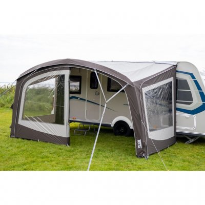 Het voorpaneel van de Sky Link 400 is voor de helft opzij gevouwen – een flexibel ontwerp dat zowel openheid als bescherming bie