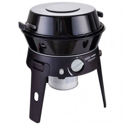 De campinggrill met het deksel erop.