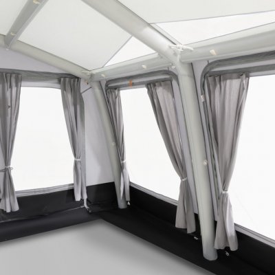 De voortent is licht en ruim van binnen.