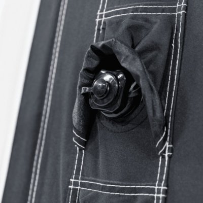 De zonneluifel wordt eenvoudig opgepompt via één ventiel.