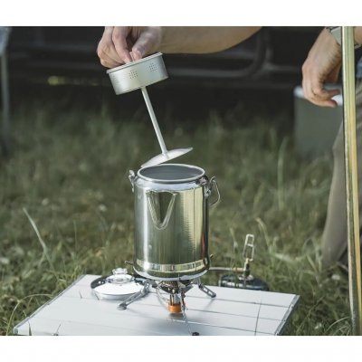 Percolator koffiekan van aluminium met een inhoud van 1,4 liter.