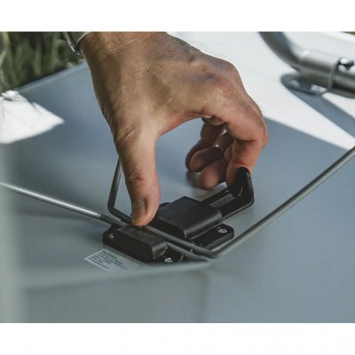 Easy Camp Alder campingtafel klap je in slechts enkele seconden uit en weer in.