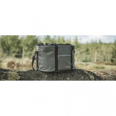 De koeltas is perfect om mee te nemen naar een picknick.