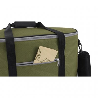 De koeltas heeft een zijvak met rits.