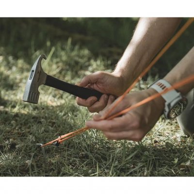 Robuuste hamer, perfect voor harde grond.