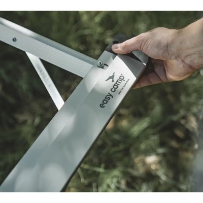 Frame en tafelblad van aluminium zorgen voor een lichte en duurzame tafel.