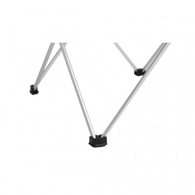 Pöydän jaloissa on litteät muovijalat, jotka pitävät pöydän vakaana.