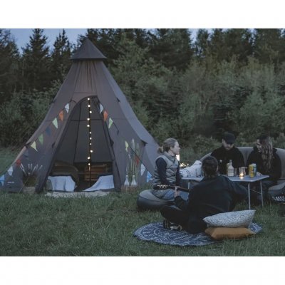 Het warme en aangename licht van de lichtslinger zorgt voor een uitnodigende sfeer in de tent.