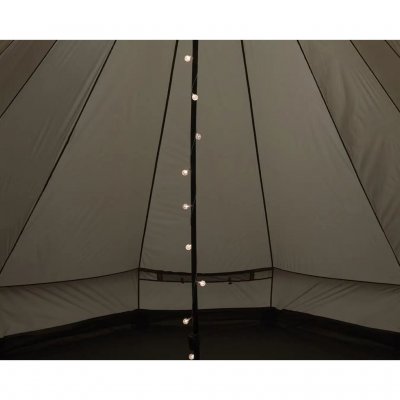 De lichtslinger zorgt voor sfeer in de tent.