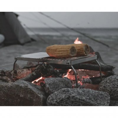 De grillstandaard werkt zowel als grill als als standaard voor pannen en koekenpannen.