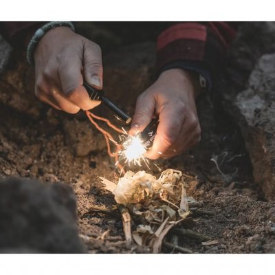 Eenvoudig vuurstaal met een effectieve vonkenregen die onder alle weersomstandigheden werkt.