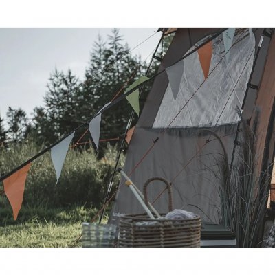 Vlaggenlijn met kleurrijke vlaggen die een feestelijke sfeer creëert tijdens het glampen.