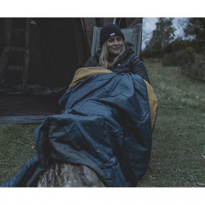 Easy Camp Falcon Blanket Blue is een zachte en comfortabele deken met een hoogwaardige vulling die voor een goede warmte zorgt e