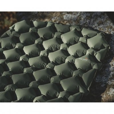 Meerdere luchtkamers verhogen de stabiliteit van het matras.