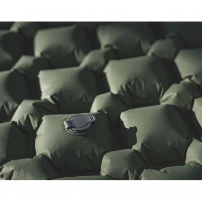 Meerdere luchtkamers verhogen de stabiliteit van het matras.