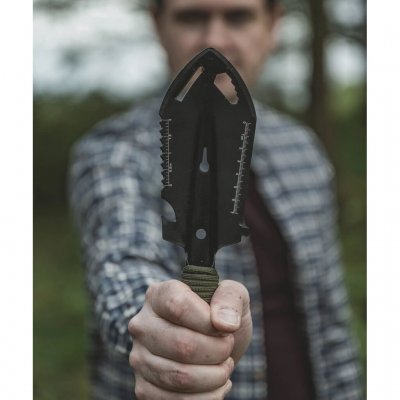 De Easy Camp handschep heeft een blad van roestvrij staal. Het handvat is omwikkeld met paracord, wat zorgt voor een stevige gri