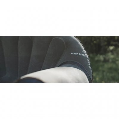 Maple opblaasbare fauteuil van Easy Camp heeft een zachte velours zitting.