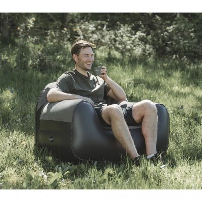 Versterk het vakantiegevoel buiten de tent of in de leefruimte van de tent met deze opblaasbare fauteuil.