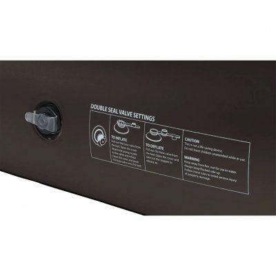 De fauteuil wordt opgeblazen met een standaardpomp voor luchtbedden.