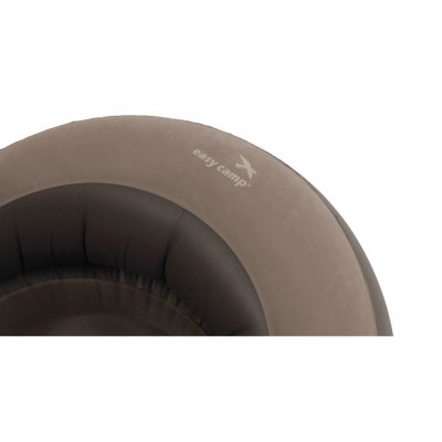 De fauteuil heeft een oppervlak van zacht velours.