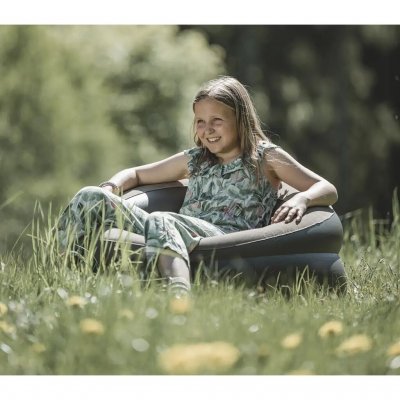 De zachte velours zitting en brede armleuningen van de fauteuil zorgen voor uitstekend comfort.