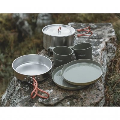 Set met mokken en borden voor 2 personen, inclusief een pan van 2 liter en een koekenpan.