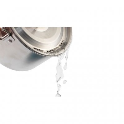 Het deksel van de pan heeft afgietgaten.