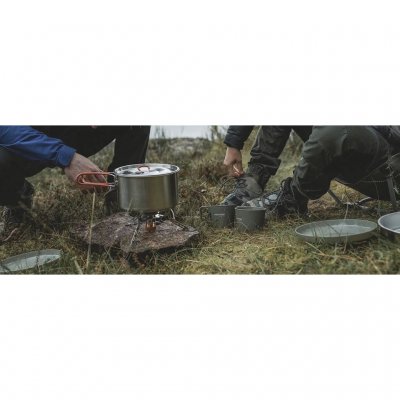 Compacte set met de belangrijkste onderdelen die nodig zijn voor koken en eten in de buitenlucht.