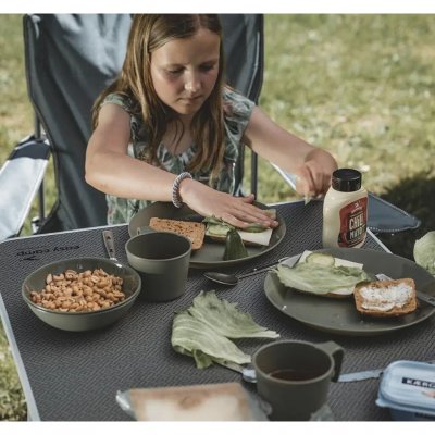 Compacte set met mokken, kommen en borden voor 2 personen.
