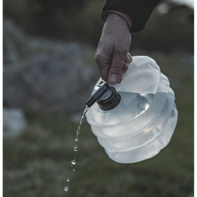 De container heeft een inhoud van 3 liter en is voorzien van een verstelbare kraan en handgreep.