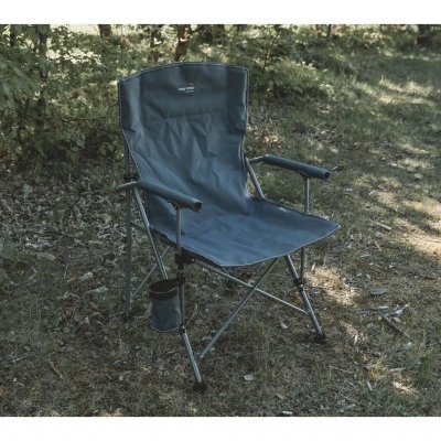 Easy Camp Oak is een compact in te pakken campingstoel met robuust stalen frame, gewatteerde armleuningen en bekerhouder.