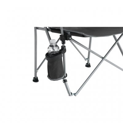 De stoel heeft een praktische bekerhouder.