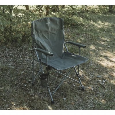 Easy Camp Oak is een compact in te pakken campingstoel met robuust stalen frame, gewatteerde armleuningen en bekerhouder.