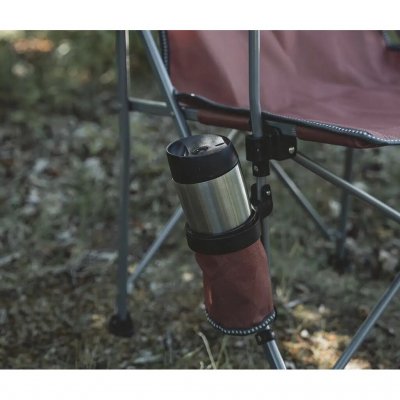 De stoel heeft een praktische bekerhouder.