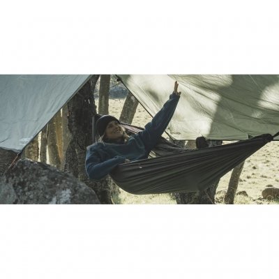 Een extra brede hangmat met voldoende ruimte voor twee personen om in te slapen.