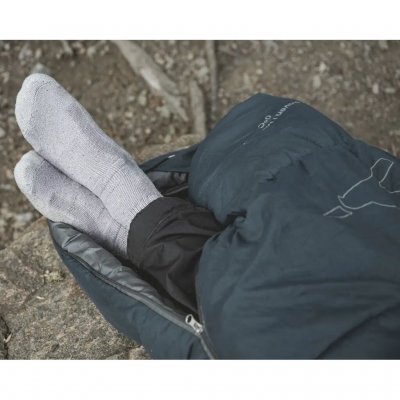 De slaapzak kan ook vanaf de onderkant worden geopend.