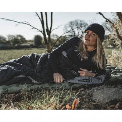 Lichte en zachte 1–2-seizoenen slaapzak die volledig kan worden geopend en als deken kan worden gebruikt.