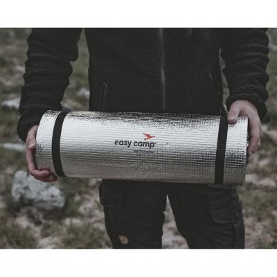 Elastische banden houden de mat netjes opgerold.