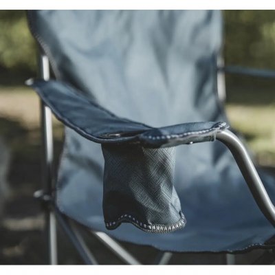Het robuuste stalen frame biedt stabiliteit, terwijl de brede armleuningen en een bekerhouder extra comfort geven.