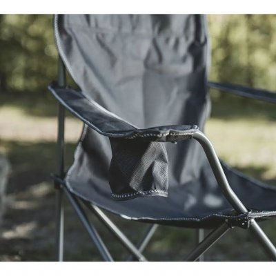 Het robuuste stalen frame biedt stabiliteit, terwijl de brede armleuningen en een bekerhouder extra comfort geven.