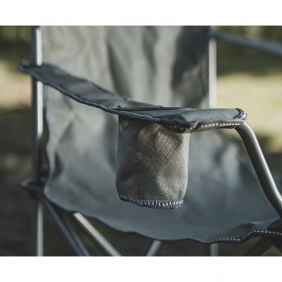 Het robuuste stalen frame biedt stabiliteit, terwijl de brede armleuningen en een bekerhouder extra comfort geven.