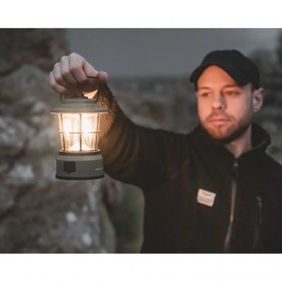 De lantaarn geeft goed licht.