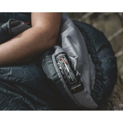 Campingslaapzak geschikt voor het warmere deel van het tentkampeerseizoen.