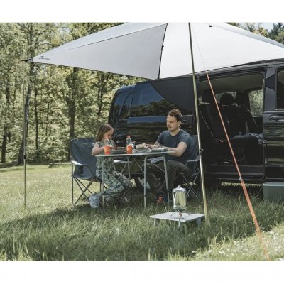 De koepel zorgt zowel voor meer stahoogte onder de luifel als voor een betere waterafvoer en minder beweging bij wind.