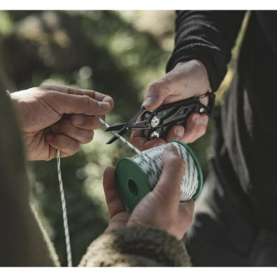 Rol met 20 meter scheerlijn. Voor reparaties en andere outdooractiviteiten.