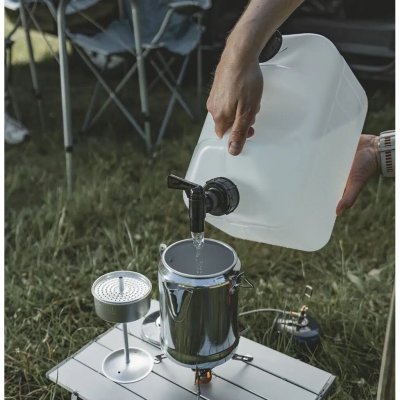De Thyme watercontainer heeft een inhoud van 10 liter en is voorzien van een verstelbare kraan en draaggreep.