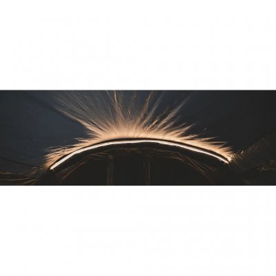 Het lichtsnoer zorgt voor sfeervolle verlichting in de tent.