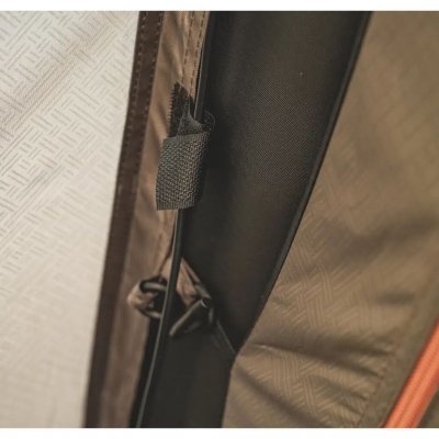 Wordt in de tent bevestigd met klittenbandsluitingen.