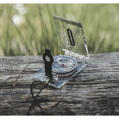 Robuust en opvouwbaar kompas dat eenvoudig te gebruiken is.